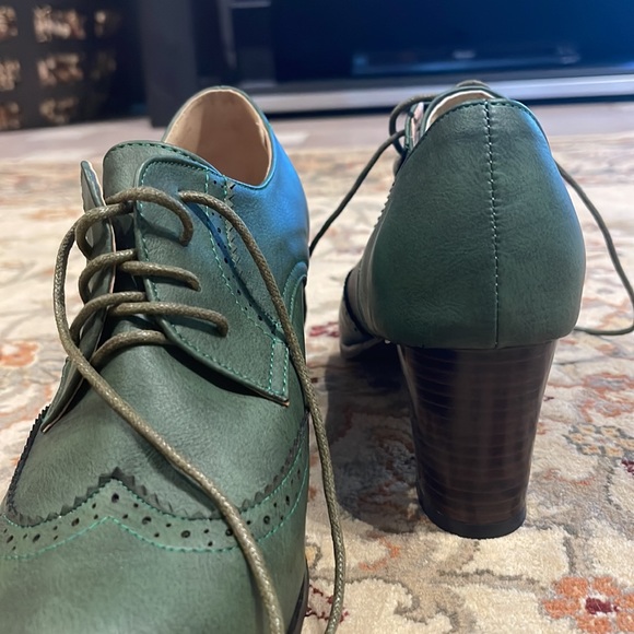 Cute vintage style green shoes 1 1/2 block heels - Picture 4 of 5